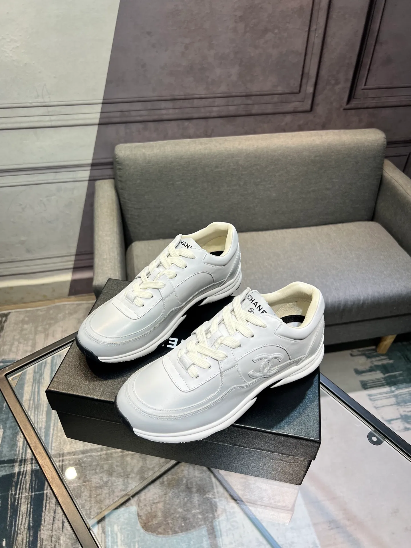 Men's men's shoes 💰660 Exclusive real shot (top version) CHANEL Chanel 2025ss color matching thick-soled casual sports shoes and sneakers. The counter is synchronized. The counter is very popular. A shoe that is very difficult to buy. The most popular thick-soled panda shoes on the Internet. It can be imagined that Xiaoxiang control can't miss it. It has both good looks and comfort. Simple and versatile white shoes. The thick sole increases the height and is super versatile. Close your eyes and wear it. Whoever wears it will look better. Upper: calfskin Lining: imported sheepskin lining Outsole: TPU original outsole Size: 35-44 (customized for women 41 and 40, and 45 for men)